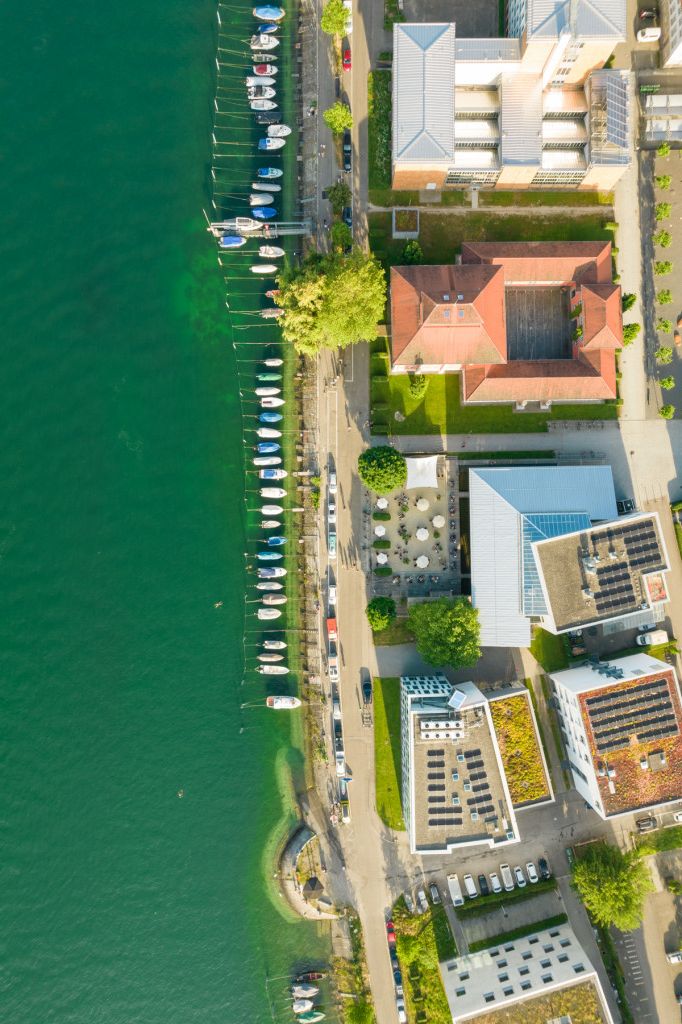 Ein Drohnenbild des Campus aus Vogelperspektive.