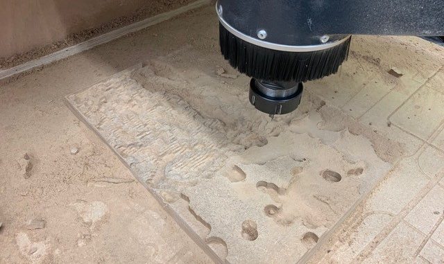 Die CNC-Fräse fräst einen kleinen Testausschnitt der Alpen als Relief