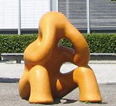 gelbe Symbolfigur fasst sich an den Kopf