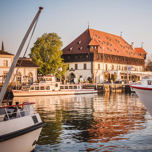 Touristisches Motiv: Hafen mit Konzilgebäude