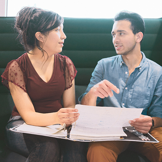 Zwei Studierende lernen gemeinsam