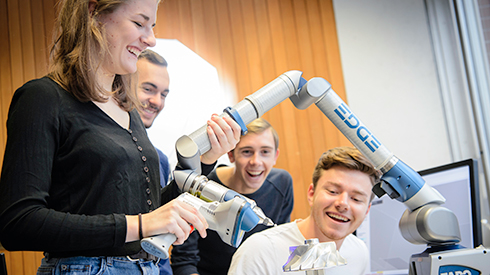 Mechanical engineering students with a 3D scanner 