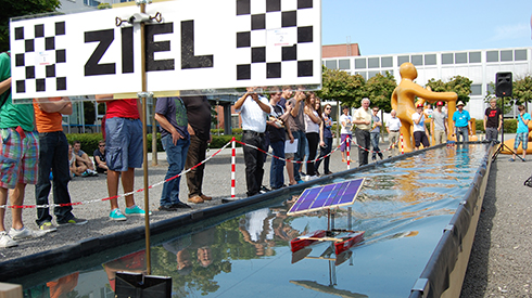 Mehrere Zuschauer beim Solarbootwettbewerb an der HTWG