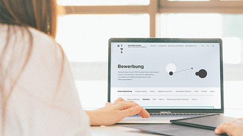 Mädchen am Laptop mit Webseite "Bewerbung"