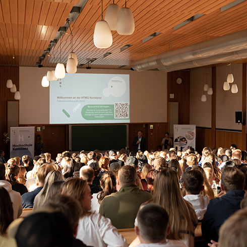 Studierende bei Vortragsveranstaltung in der Aula