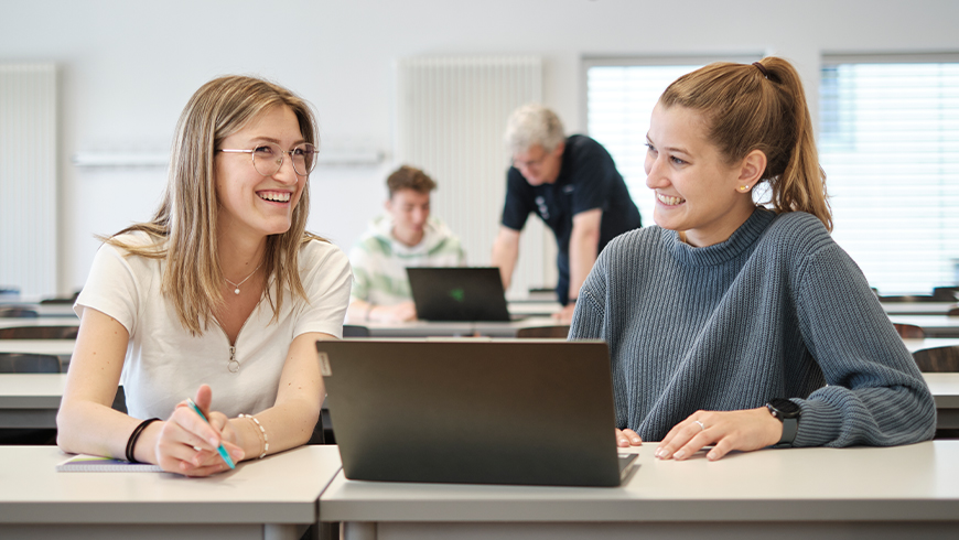 Szene einer Vorlesung mit mehreren Studierenden