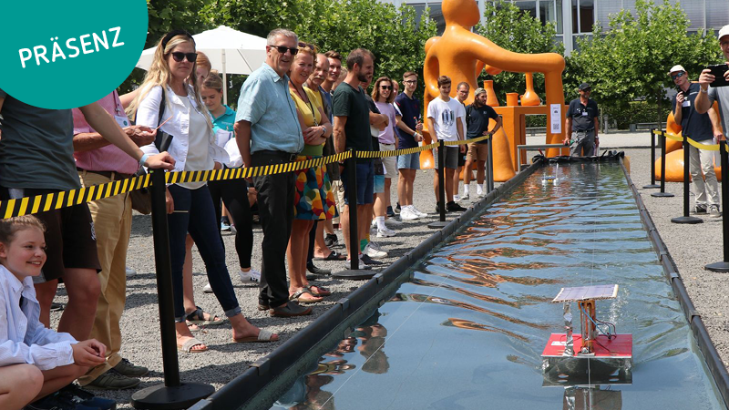 Ein Solarboot fährt entlang einer Wasser-Rennbahn auf dem Hochschulgelände