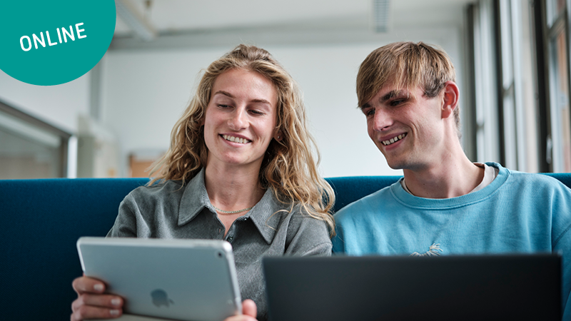 Zwei Schüler*innen schauen gemeinsam auf den Bildschirm eines iPads