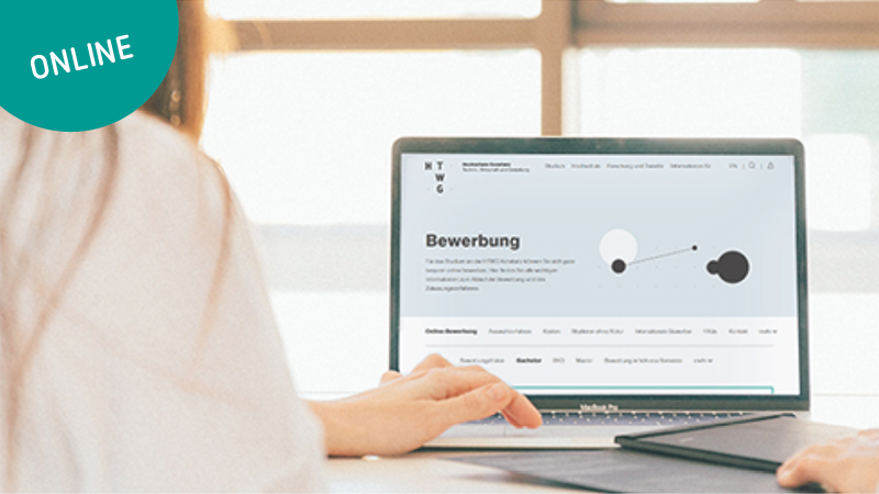 Eine Schülerin betrachtet die HTWG Website auf ihrem Laptop