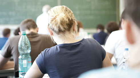 Szene in einem Klassenzimmer mit Blick auf die Tafel