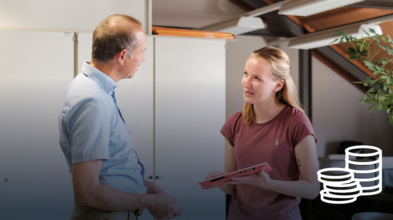 Eine Studentin im Gespräch mit einem Mann