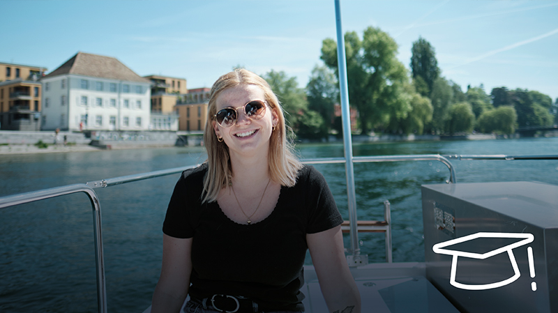 Eine Studentin fährt mit einem Boot auf dem Rhein