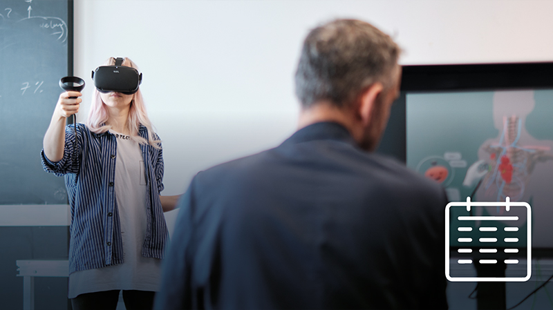 Studentin testet eine VR Brille